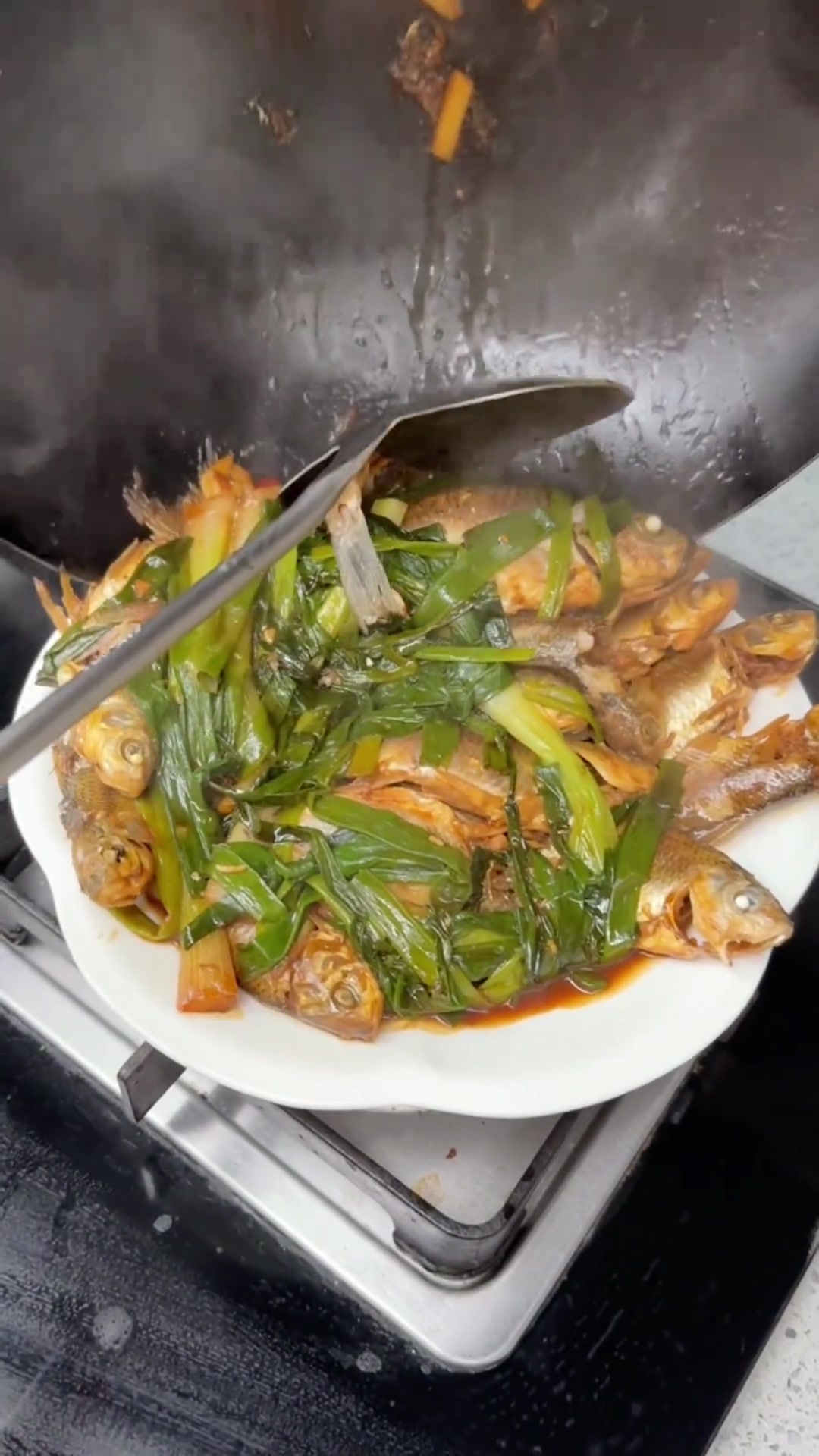 春天必吃葱烤鲫鱼，鲜香嫩滑葱香浓郁