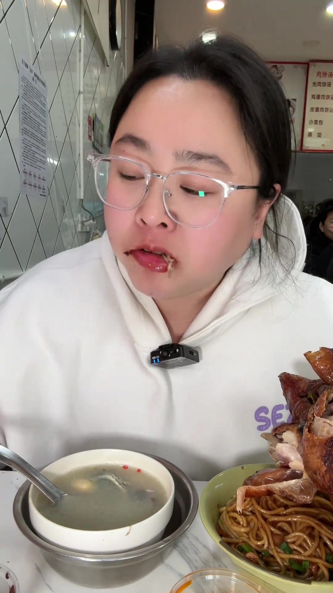 和我一样喜欢吃美食的姐妹们,一定要去南昌尝一下他们的南昌拌粉,还有瓦罐汤。怎么说呢?反正我