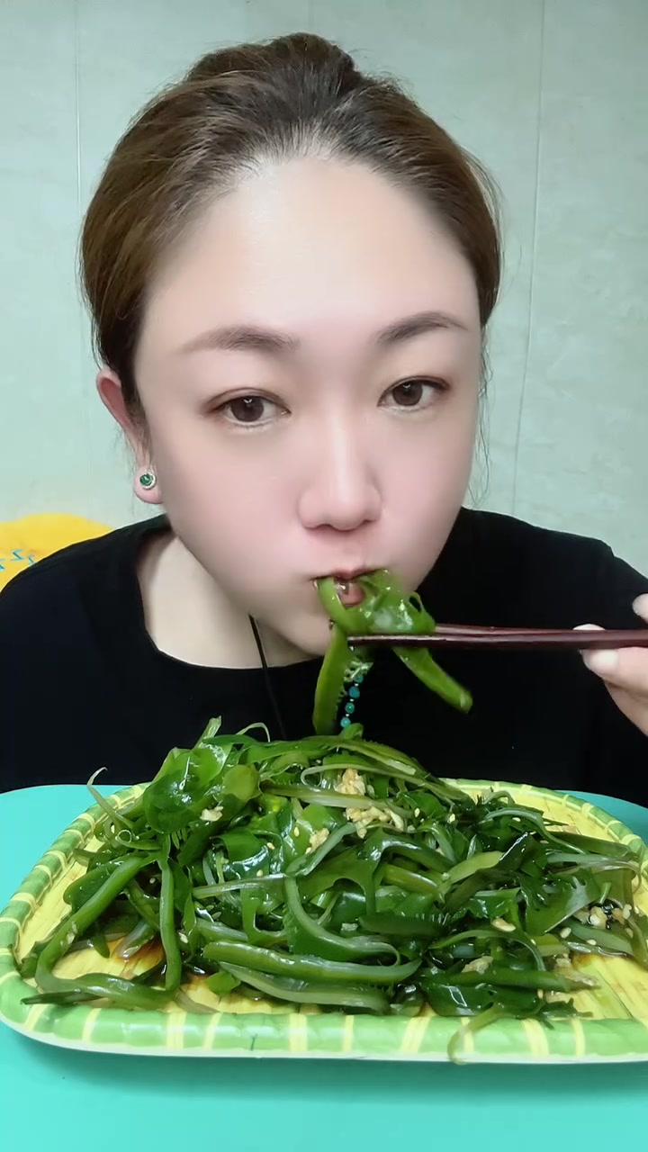 这才是真正的海芽菜，一大颗裙带菜就两小片，口感是海白菜和裙带菜的结合版洗两遍凉水泡二十分钟