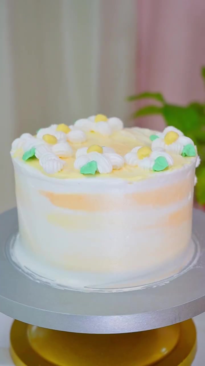 两名新生沉浸式做奶油花花主题蛋糕，你们喜欢新生1号做得呢还是2号做的？