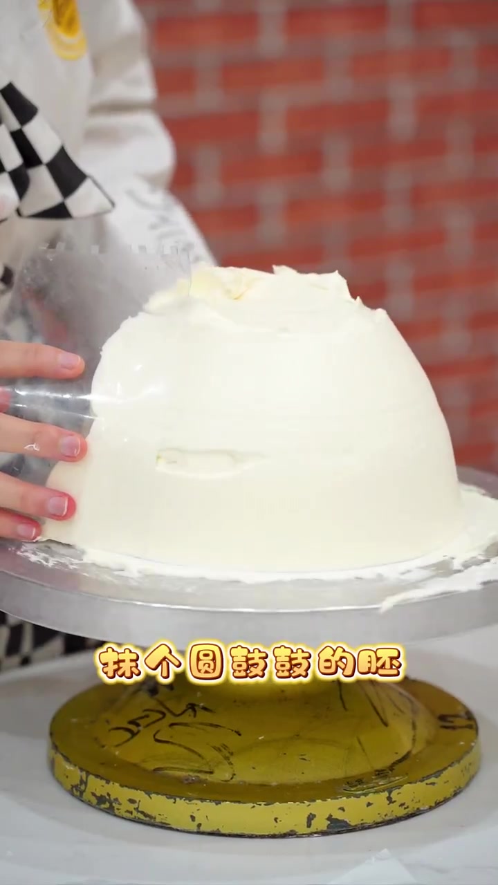 卡通主题蛋糕比拼，你喜欢学妹做的猪猪蛋糕还是学姐做的小熊蛋糕呢