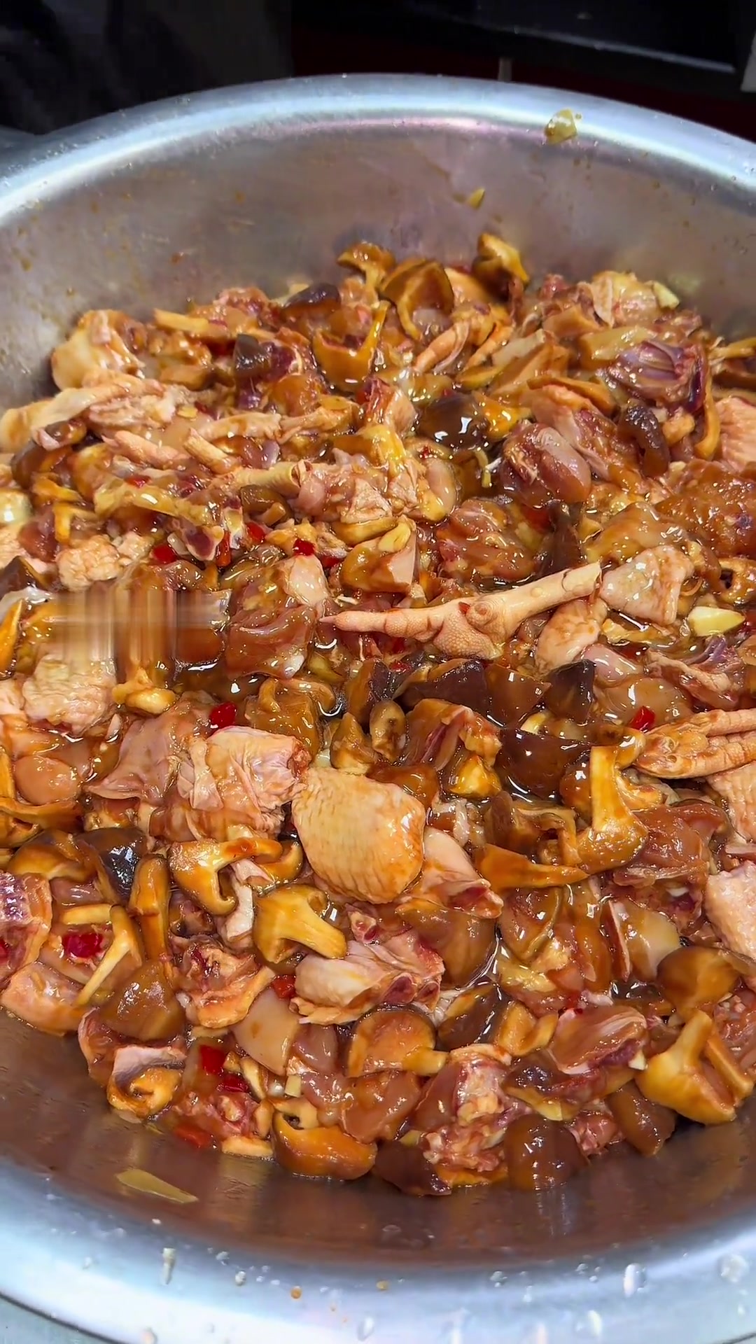 食堂大锅菜,香菇蒸滑鸡教程分享,洗净血水的鸡块加入简单调料,蒸制即可出锅,汤汁鲜美,口感嫩