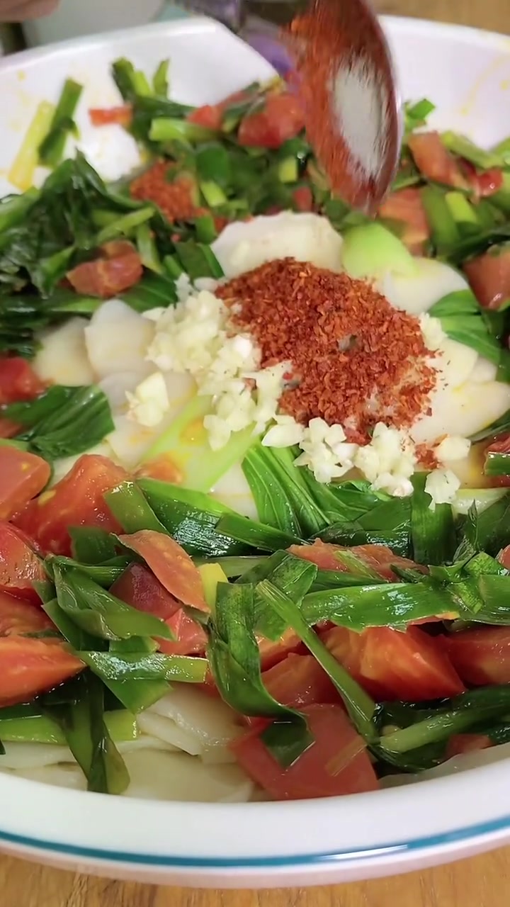 不要在拿饺子皮做扯面了，做个简单易学又好吃的凉拌饺子皮您值得拥有