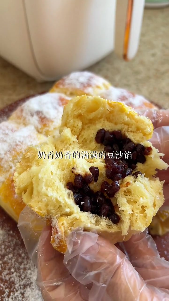 早上好！今日做红豆沙小餐包等开启元气一天