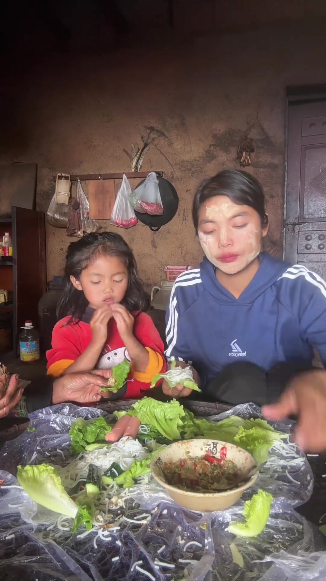 卷毛饿坏了、回来炸个香肠炸个鱼、简单的吃个菜包鱼米线、鱼和香肠都被卷毛她们吃完了她才叫我们