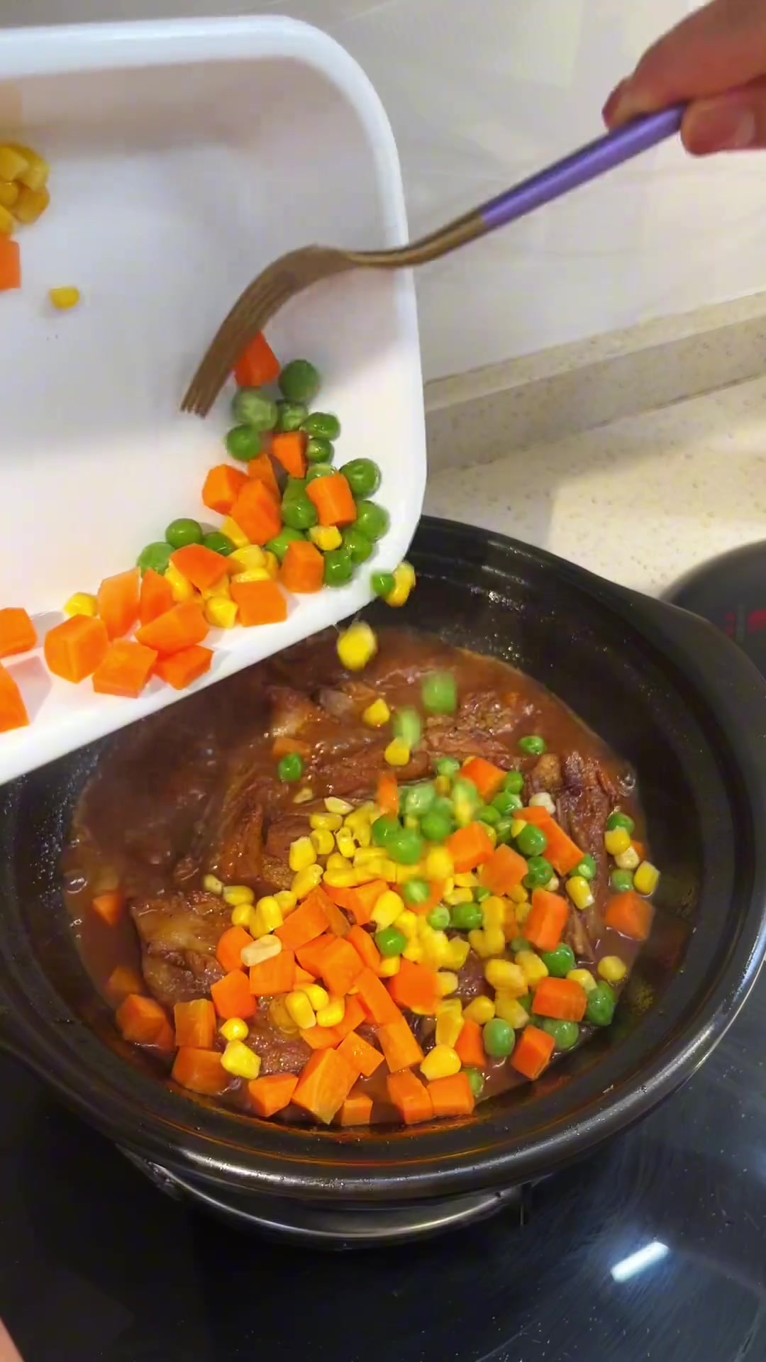 强烈推荐你们都去给孩子试试这个砂锅排骨饭,做法简单,肉菜饭一锅出,香过分了