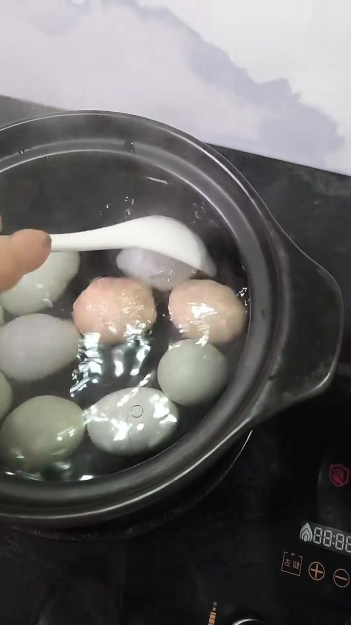 做10个茶叶蛋，这是乡下的土鸡蛋今天女儿下了课就回来儿21岁生日，祝我家大宝贝生日快乐祝我