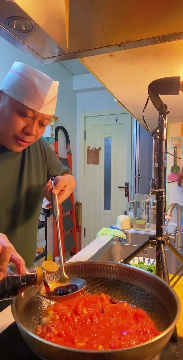 牛肉炖柿子这么做软烂入味,汤汁泡饭绝了!