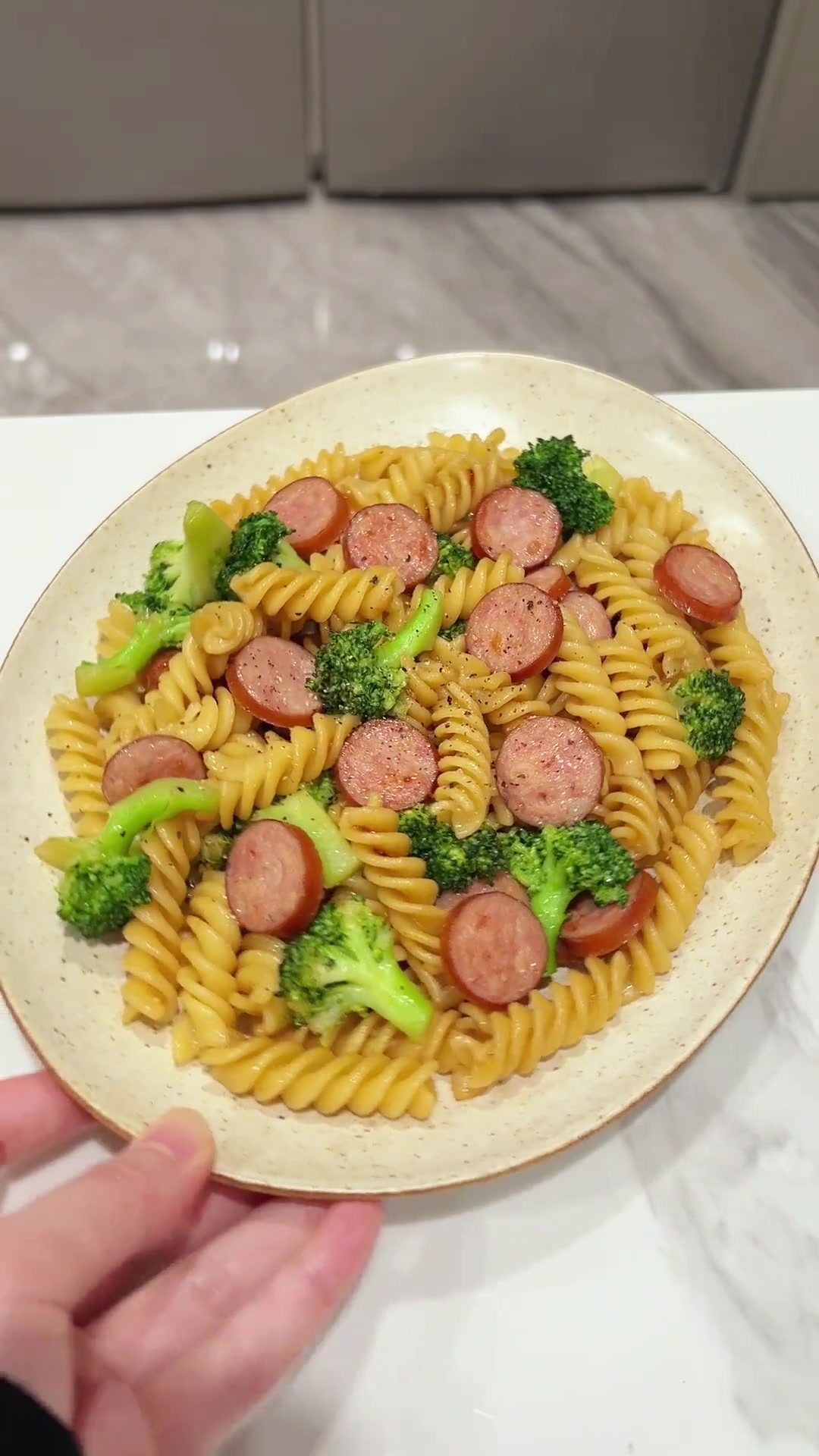 养生早餐｜西兰花烤肠意面·厚蛋烧