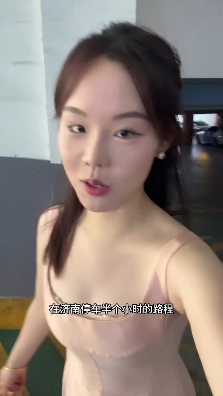 03年女生,在济南和朋友吃披萨自助拍照片,下午自驾回家的一天