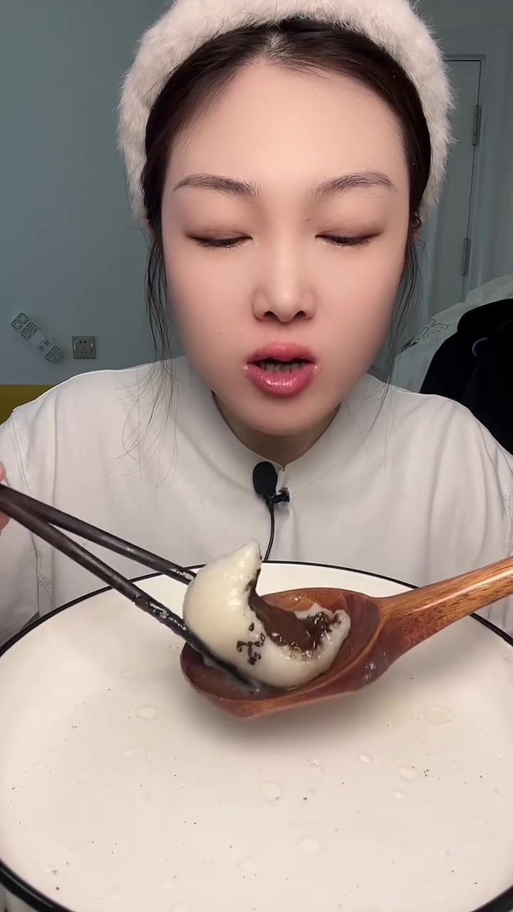 好久没吃黑芝麻汤圆,这馅香得像巧克力
