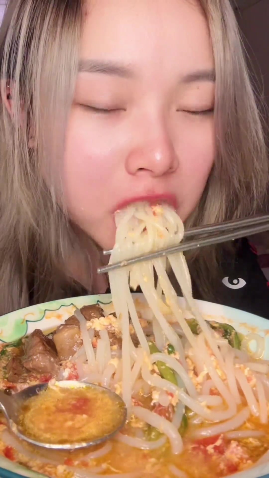 奶奶煮的桂林米粉牛扒菜心番茄粉加辣椒酱