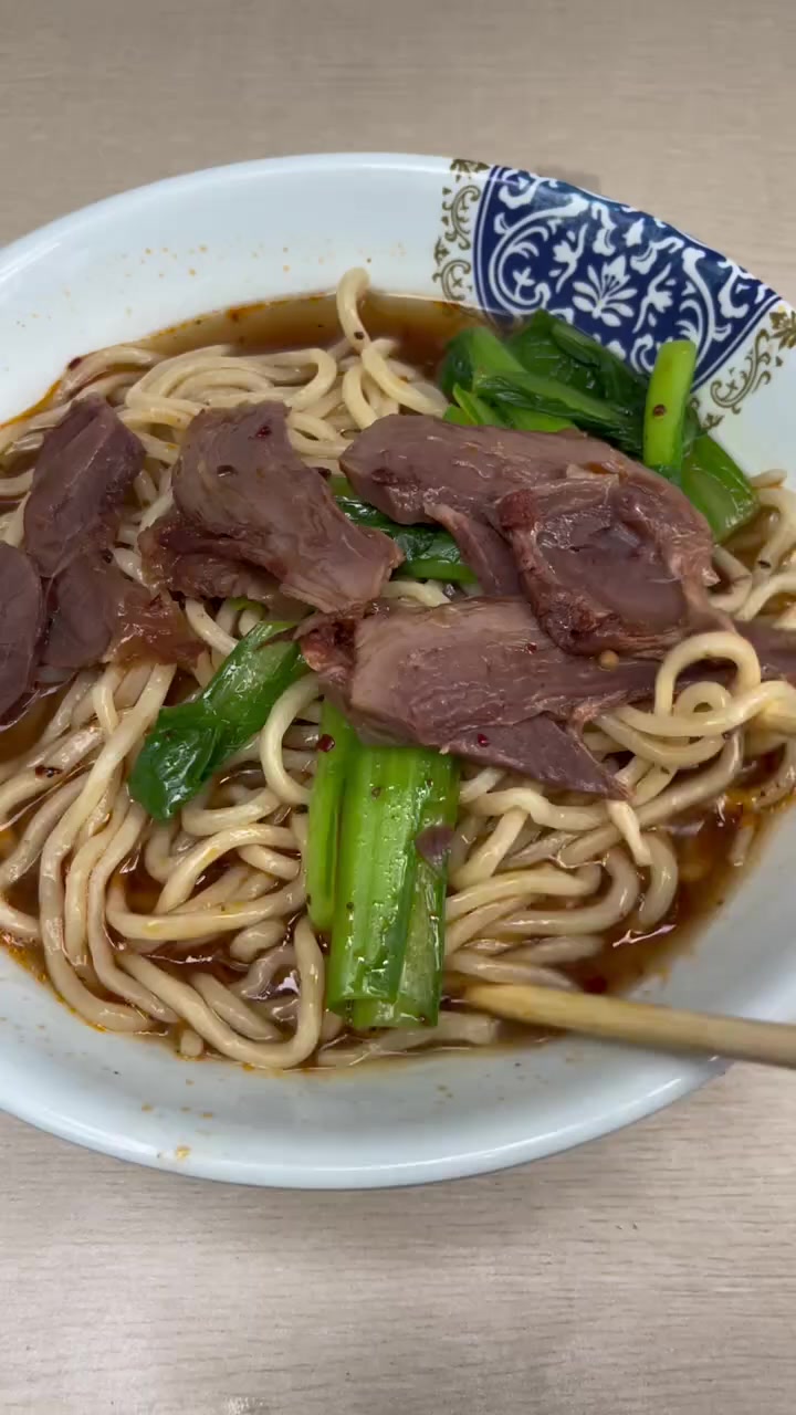 他家啥好吃招牌牛肉面鸡杂面咋样快来瞧