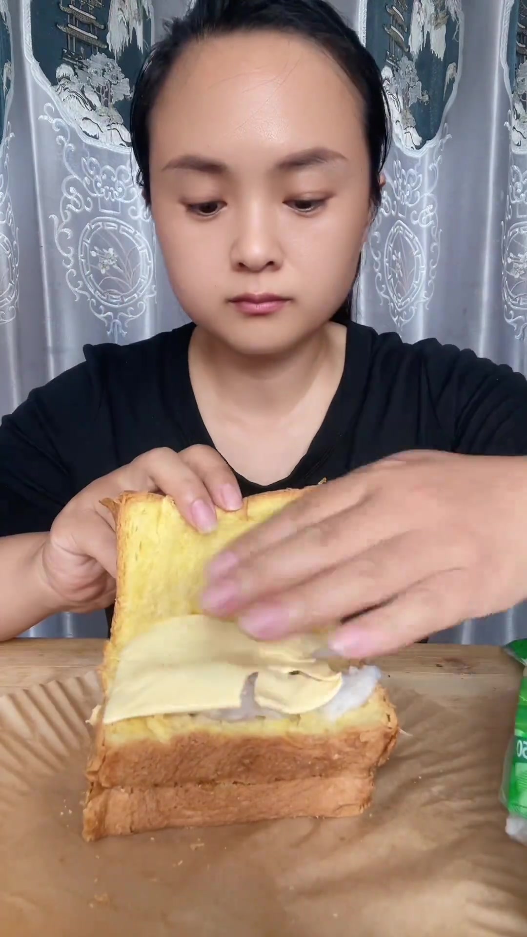 简简单单的蜂蜜焦糖虾滑吐司