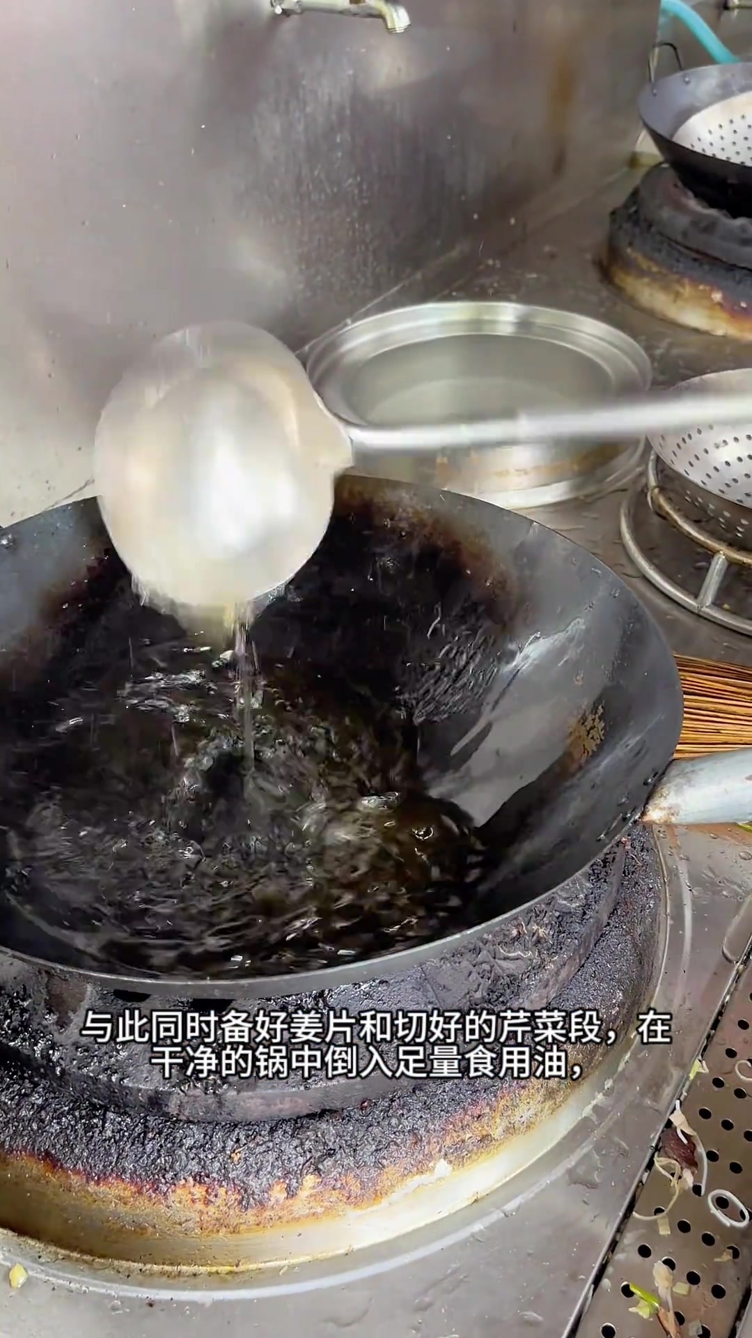 谁说肥肉油腻?这盘爆炒牛胸口油,把焦香酥脆演绎到极致,一口打开新世界!