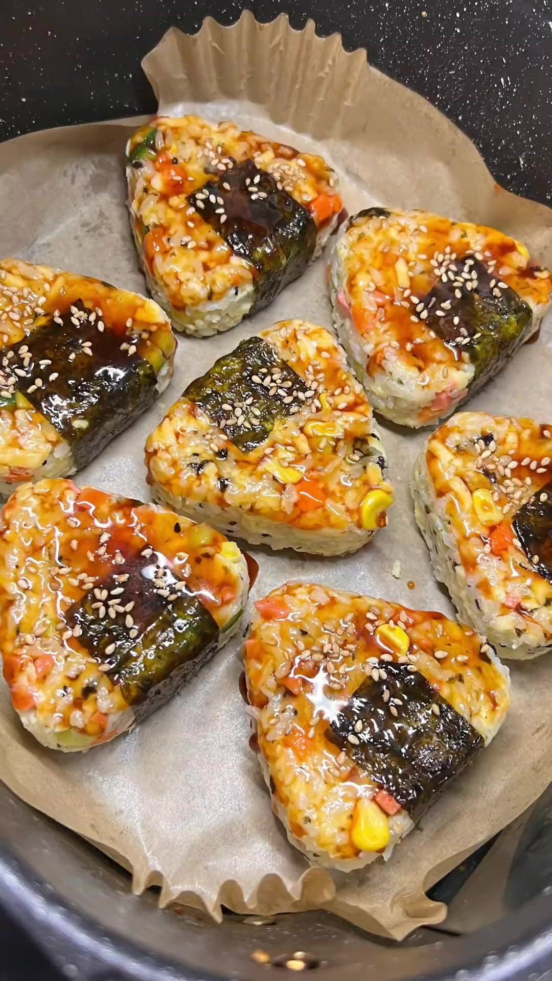 软糯拉丝的芝士烤饭团方便又美味空气炸锅芝士烤饭团,软糯拉丝,干香美味,想吃的时候热一下就搞