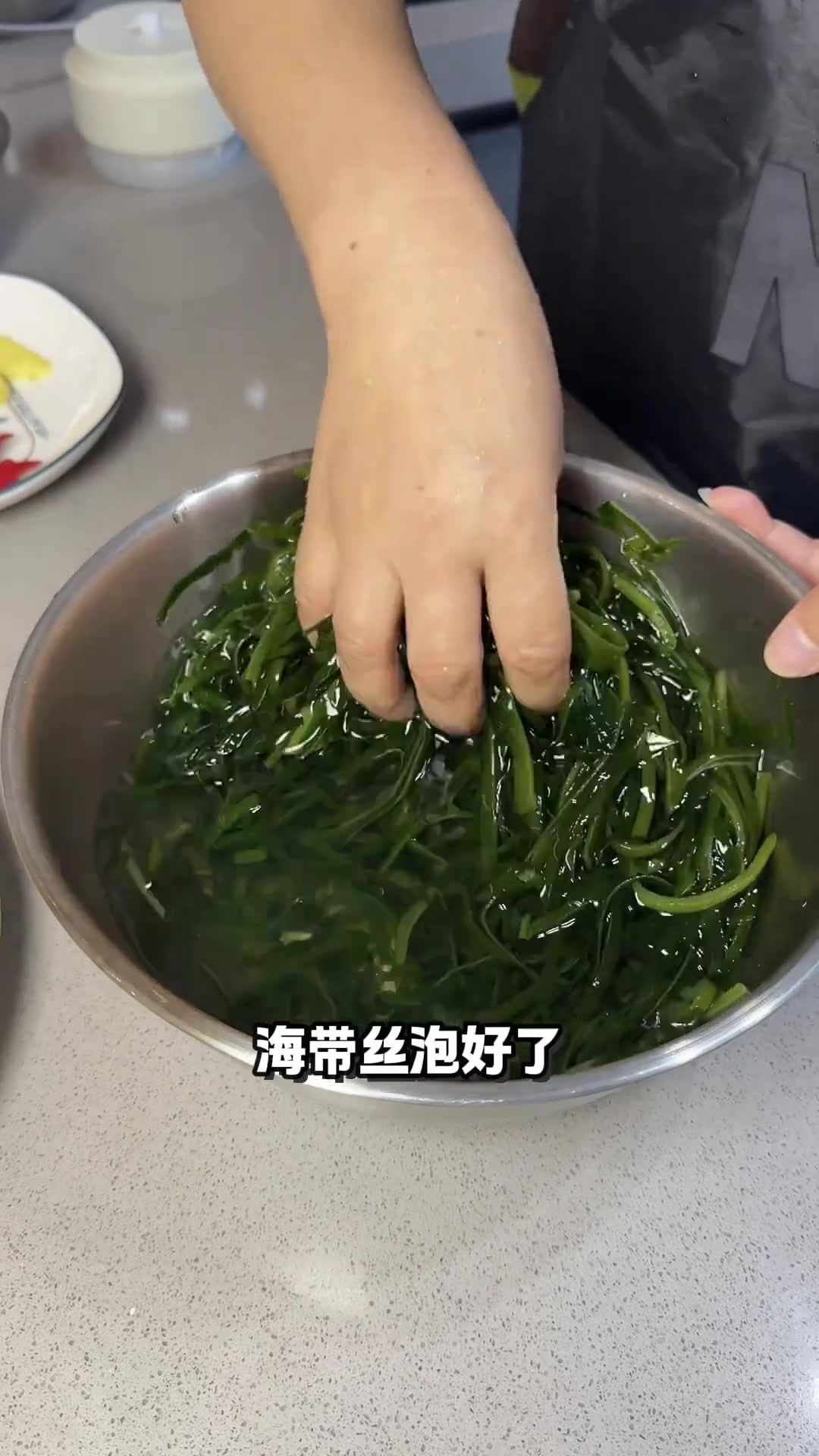 天气闷闷热热,广东奶奶做几道开胃菜吃吃。这四菜一汤,大家喜欢吗?