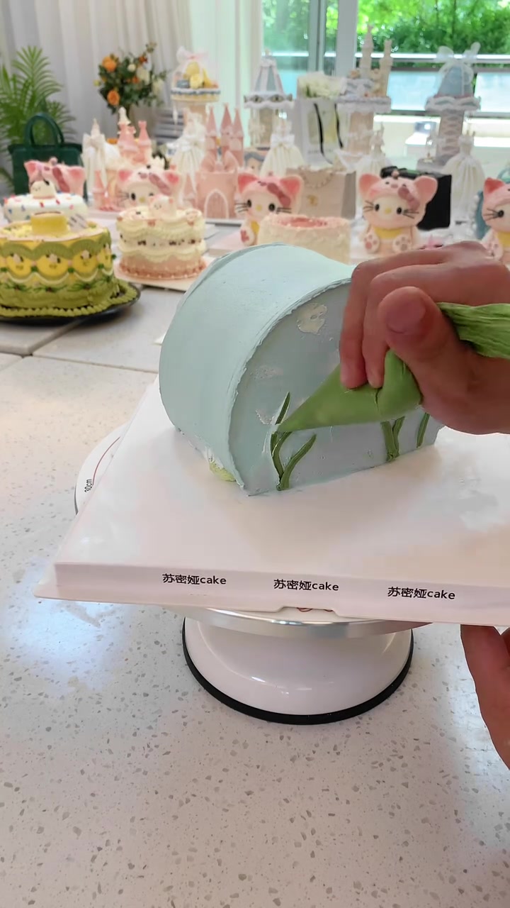 蓝色蛋糕制作:切移调色加装饰放上小王子