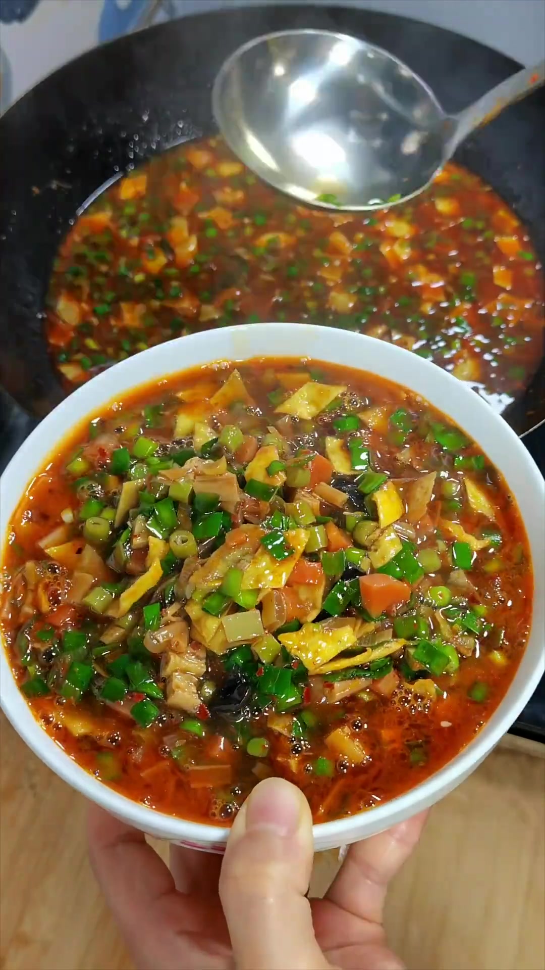 家常版酸汤素臊子面,面条筋道,每次都要把汤喝完才过瘾