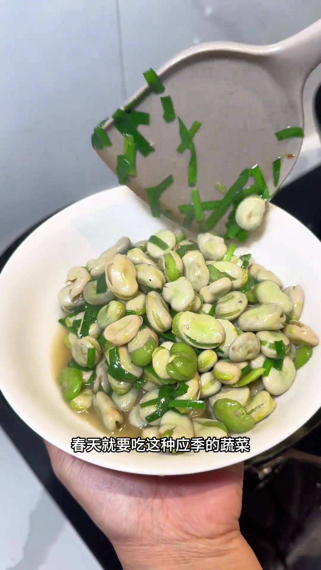 家常最养人，春天应季菜韭菜炒蚕豆和千张炒肉