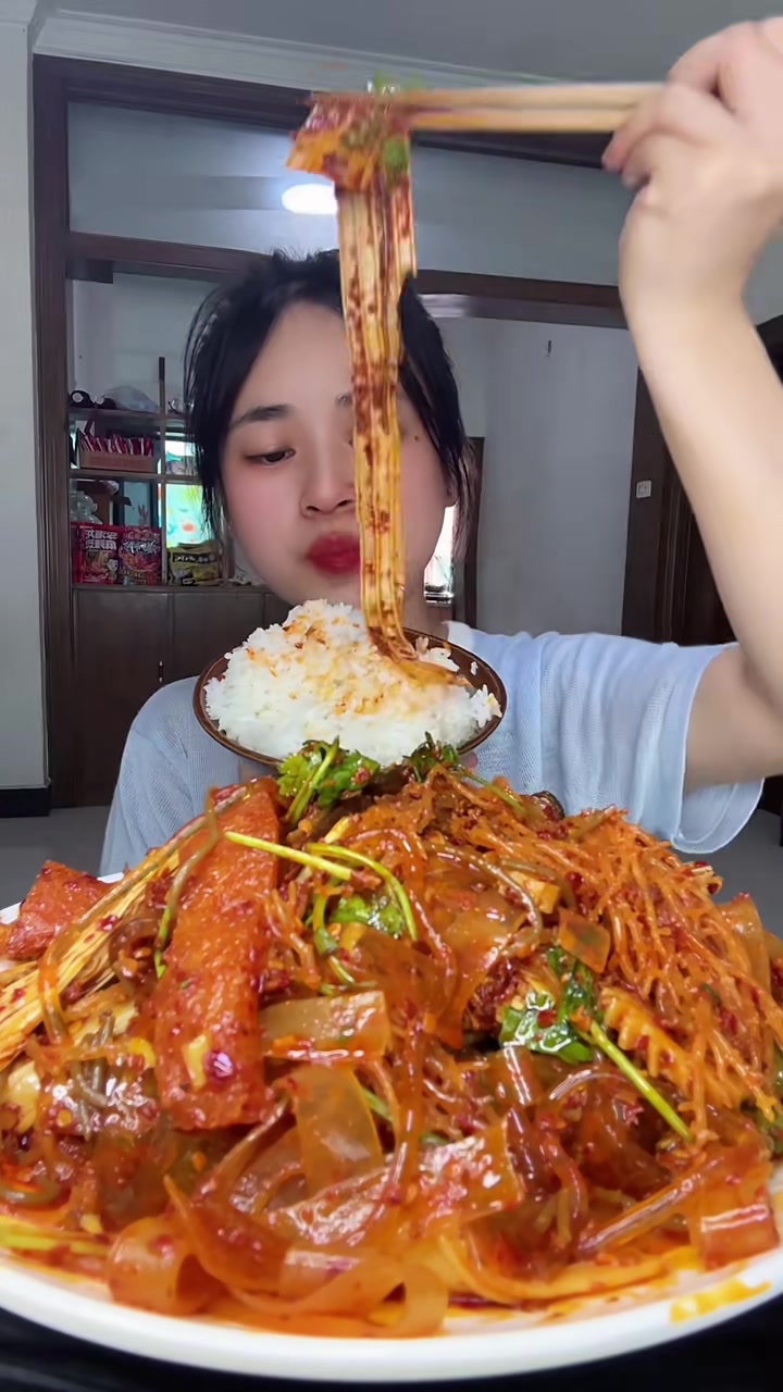 好久没吃这个凉拌菜了,我从小到大都爱吃,真的巨香,巨下饭,我不允许还有人没吃过,都去做来吃