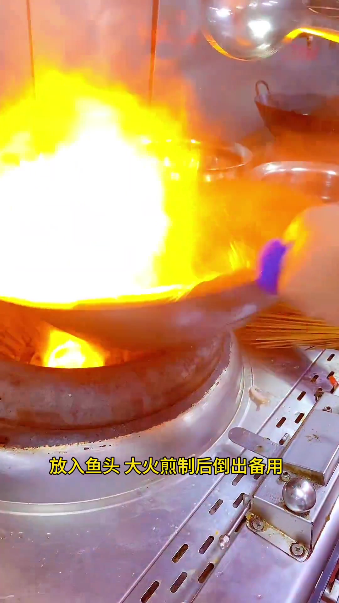 招牌勾魂鱼头，鱼肉鲜嫩入味，酱香微辣，颜色深黄，是一个销量很好的招牌菜品
