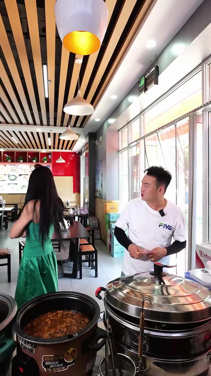 今天运气好,带媳妇吃祥和辣子大肉面,兰州方言搞笑