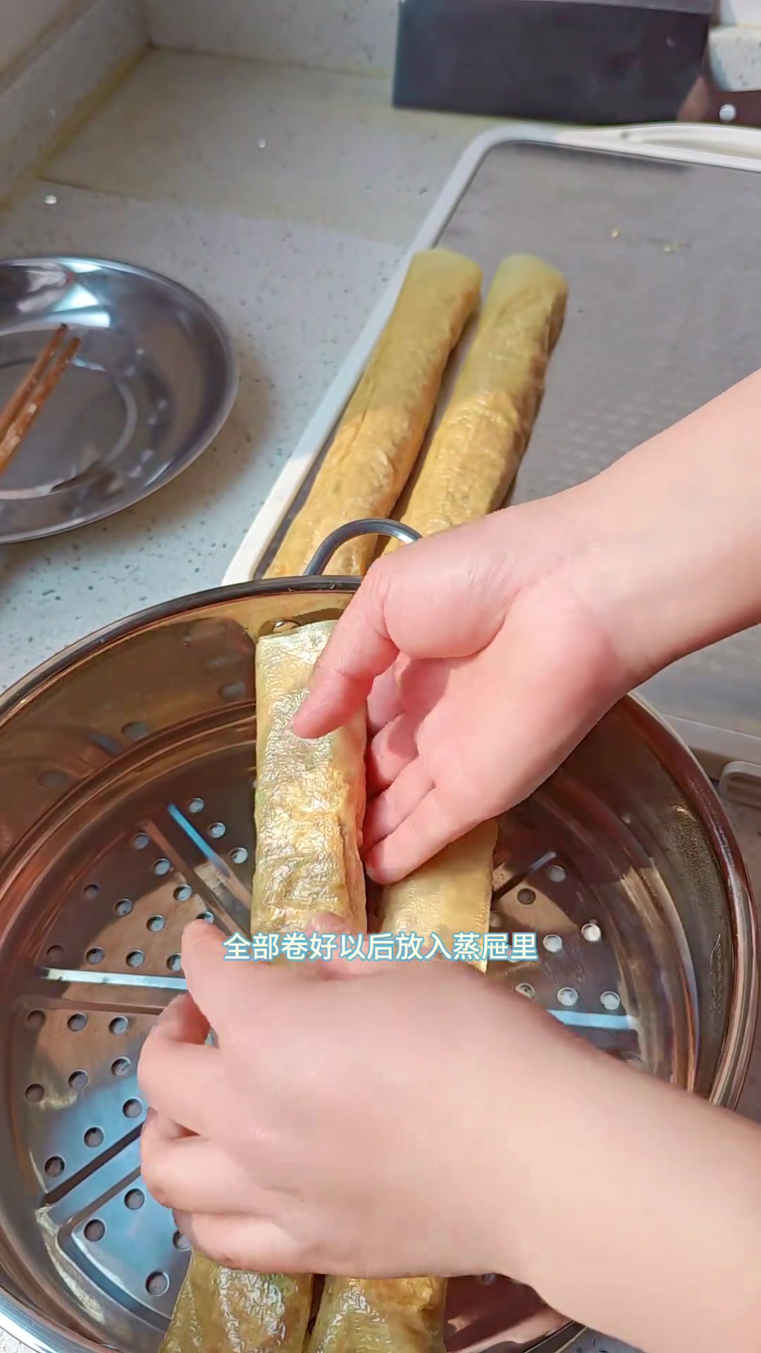 莲菜肉卷,做家庭主妇不仅得负责一日三餐,还得有创新精神,还得注意营养搭配均衡,可是个费脑筋