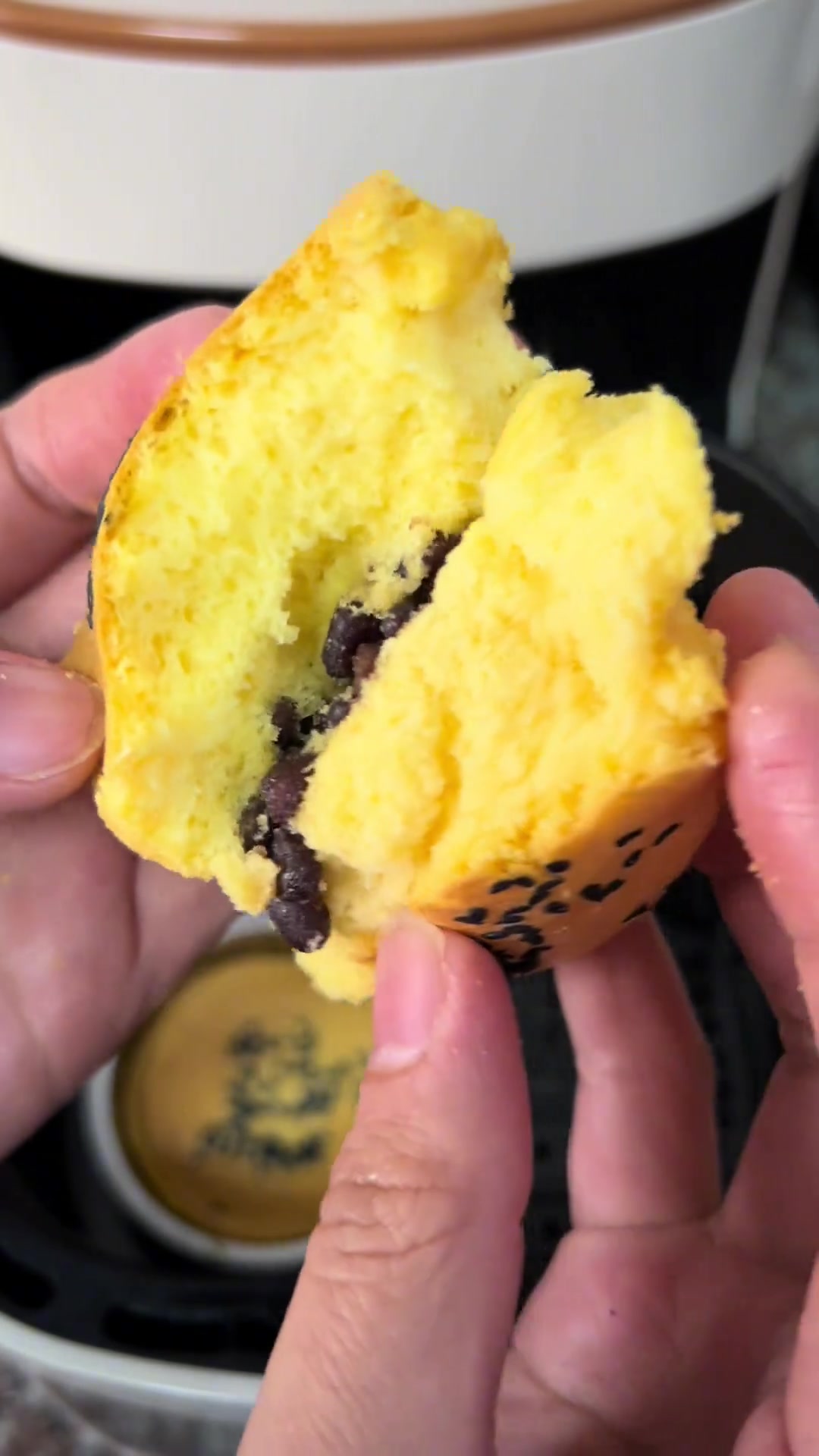 又给孩子们做了喜欢纸杯蛋糕跟草莓蛋糕,每个都蓬松软密有弹性,在家也能实现蛋糕自由了