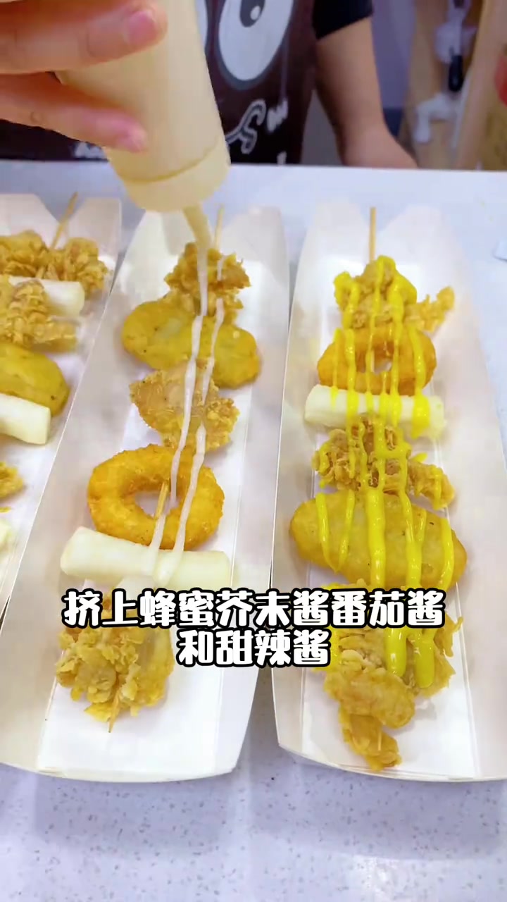 好吃的炸鸡做法挤上酱料撒粉超美味