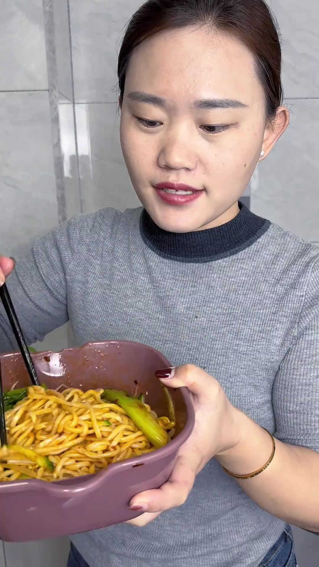 生活的枯燥需要一碗香喷喷的麻辣拌面去调味