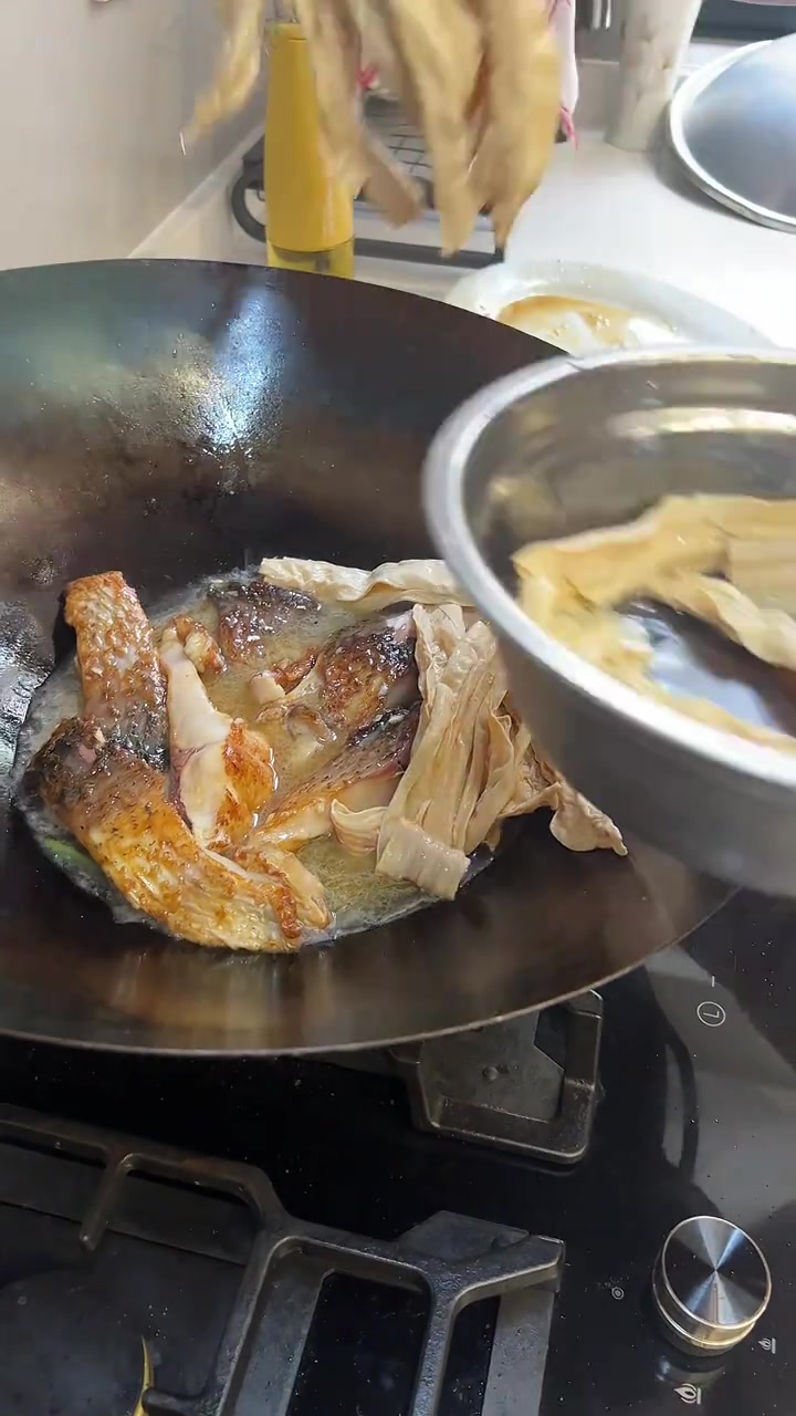 支竹焖鱼腩,18块的鱼腩加6块的支竹,简简单单又一餐