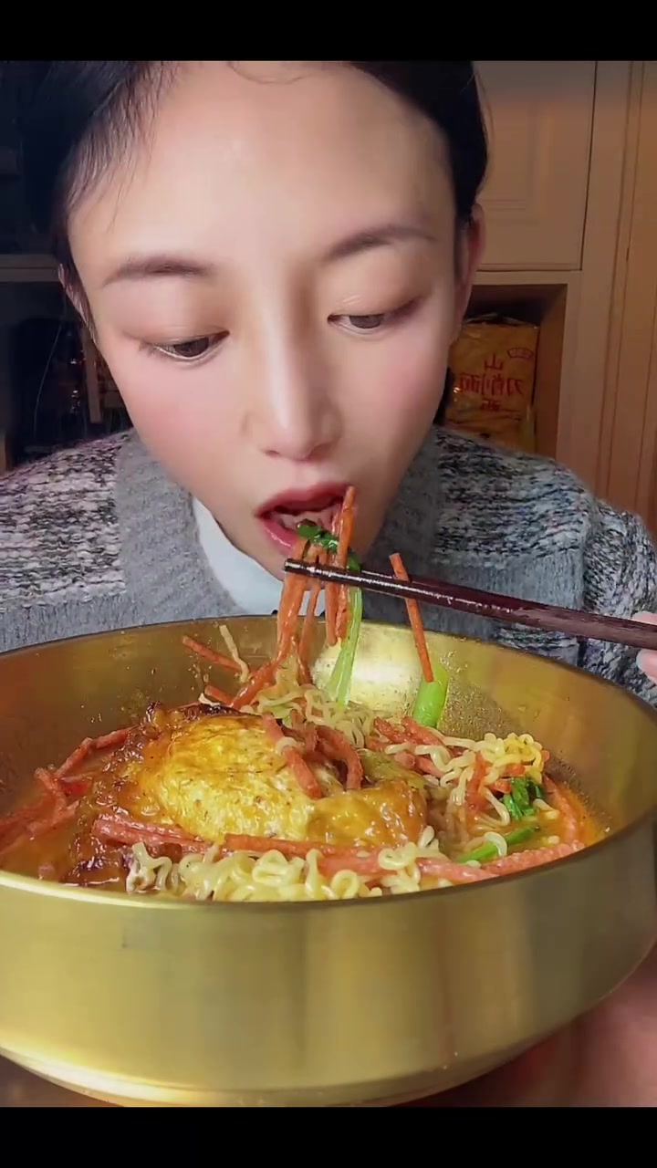 泡椒方便面来了。你们也来看看吧