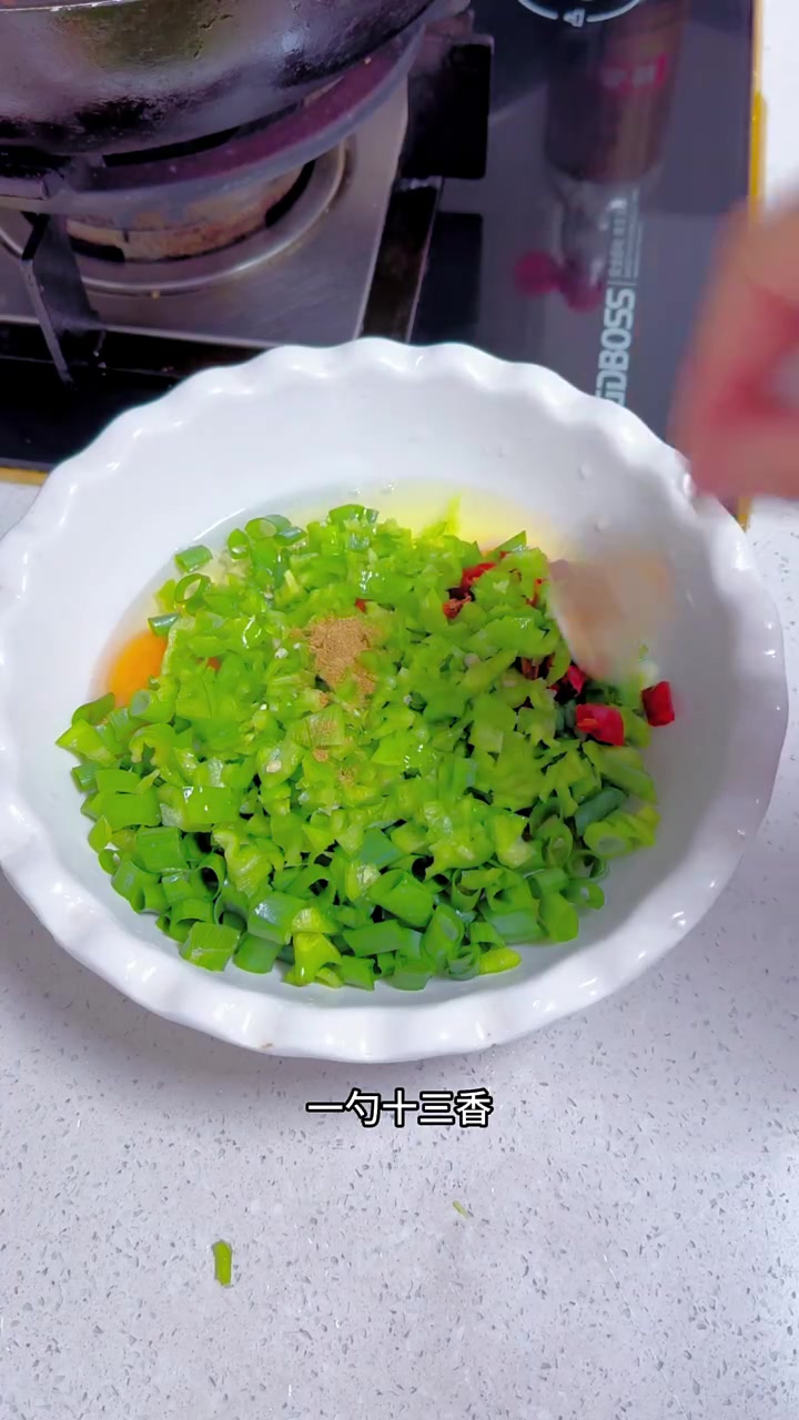 东北下饭菜之一鸡蛋焖子配上大米饭土豆茄子那真叫一绝啊嘎嘎香
