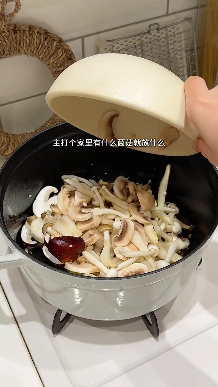 大热天的吃个清淡的菌菇素面可太舒服啦！