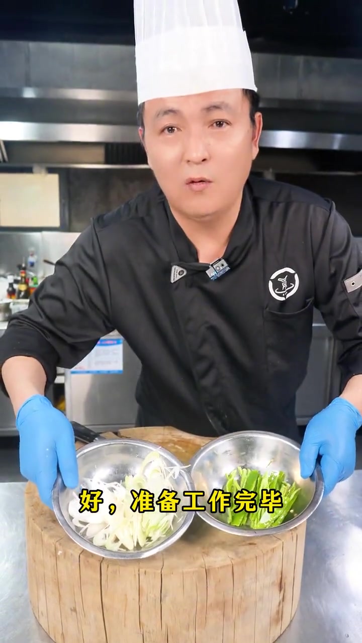 饼皮焦香酥脆,熏肉醇厚入味,一口直击味蕾