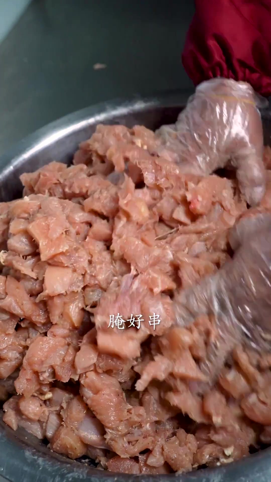 台前夫妻俩做了十几年棒棒鸡,很多人从小吃到大……