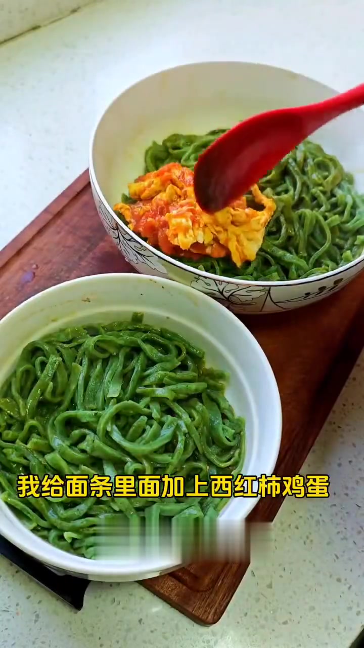 自己擀菠菜面教程菠菜西红柿鸡蛋面这样做超好吃