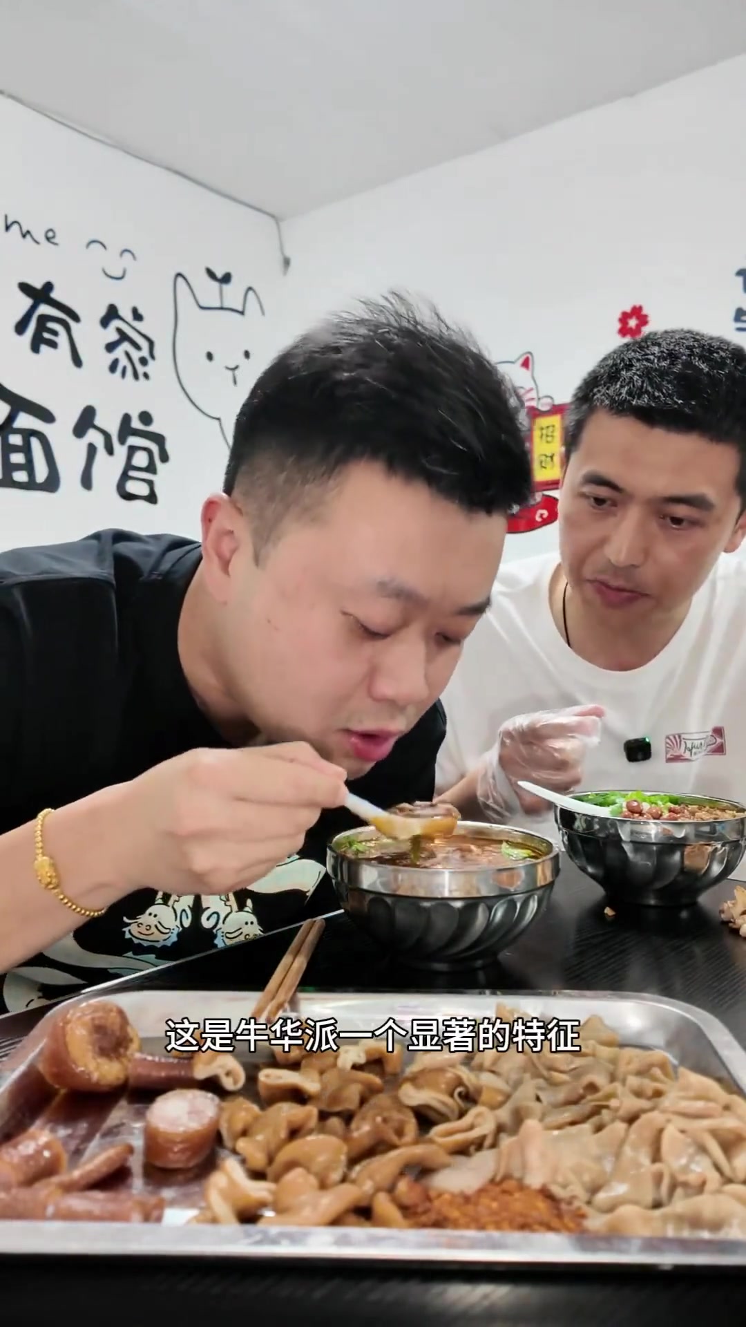 乐山牛华镇,晚上10点才开门的豆腐脑店。卤的猪蹄给猪尾巴,我是相当喜欢……