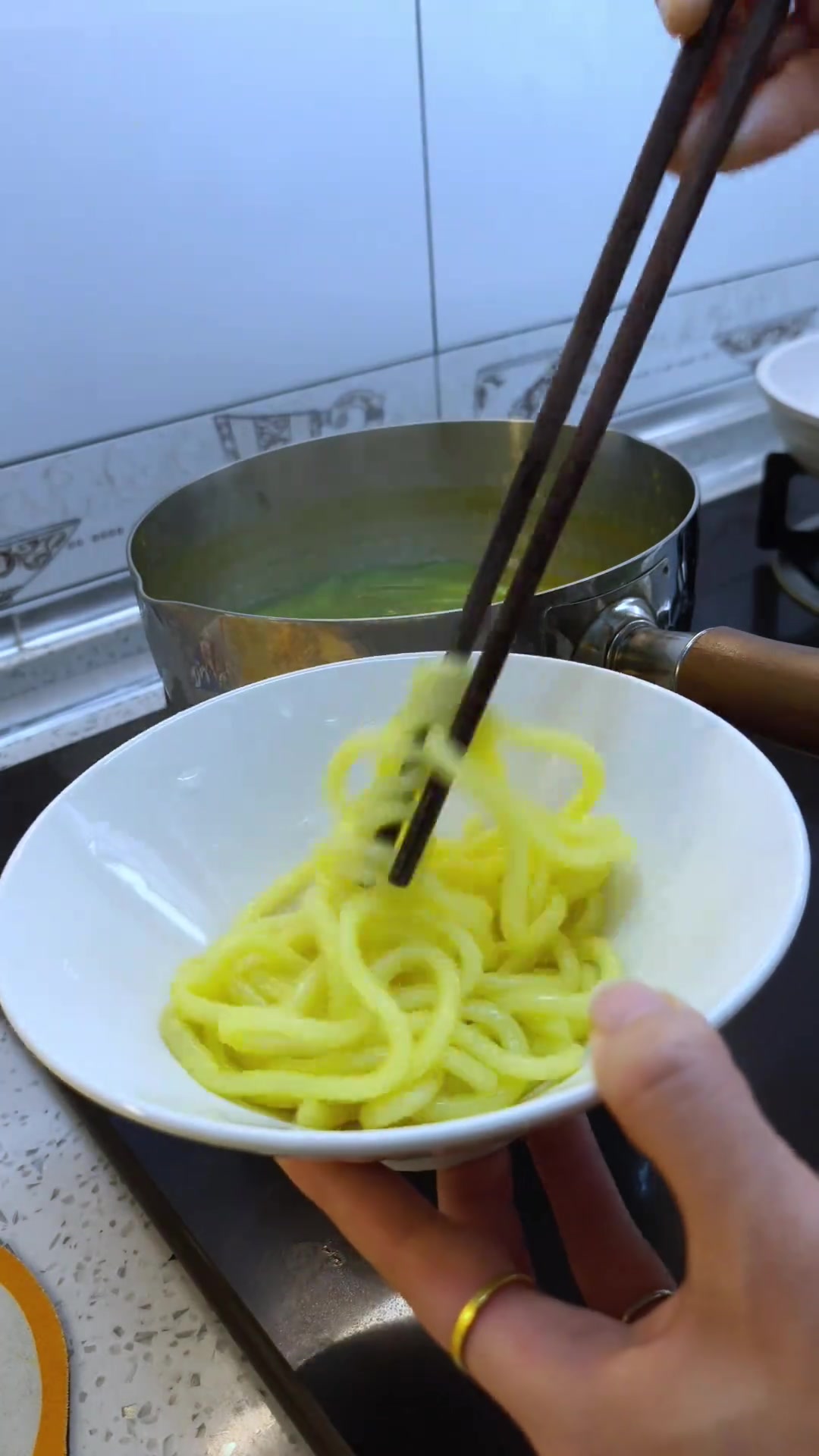 不用泡打粉不用小苏打就能做出好吃的开花红糖馒头,早上给俩娃做了咖喱虾仁乌冬面,香煎鸡排,红