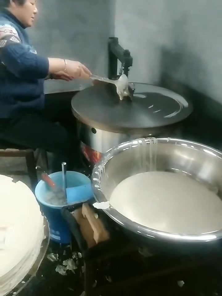 有想做生意的老铁们，可以考虑一下咱们的半自动煎饼机