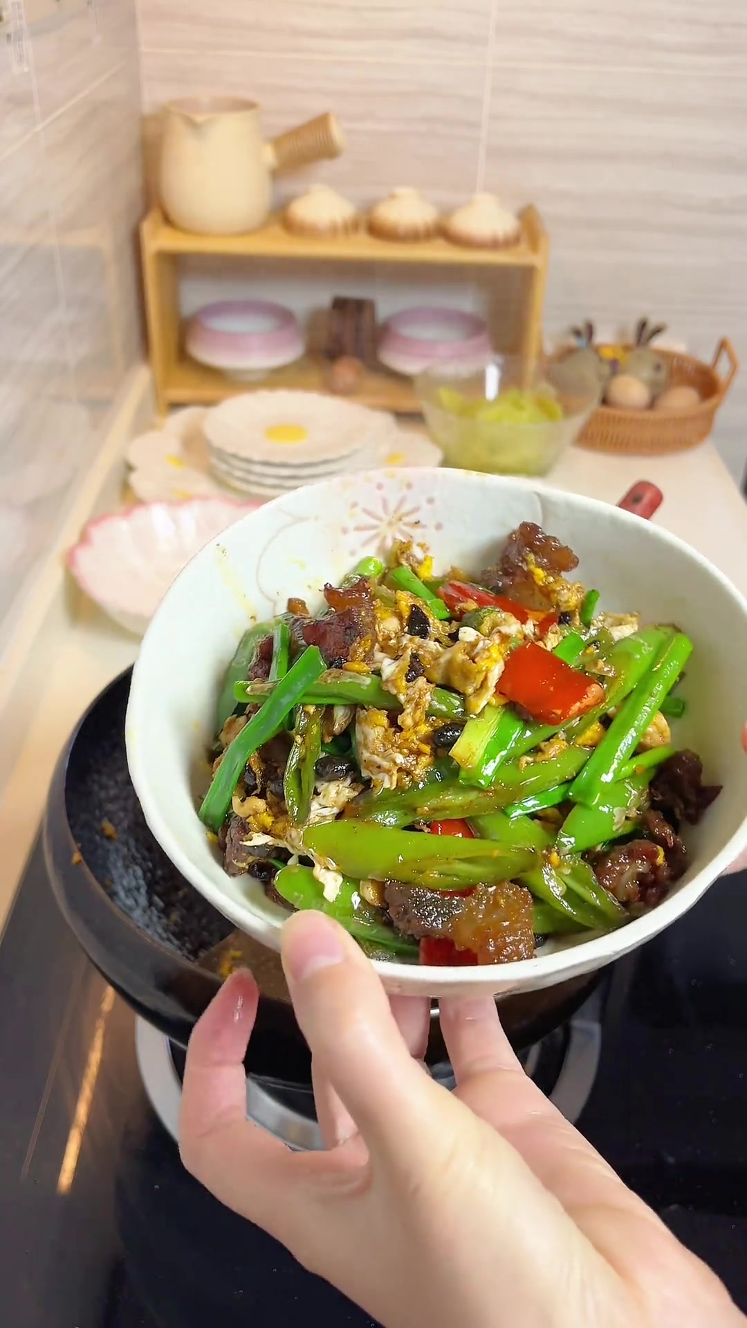 治愈自己的方式:下厨90后拒绝外卖自己做饭今日菜单:农家一碗香清炒莴笋