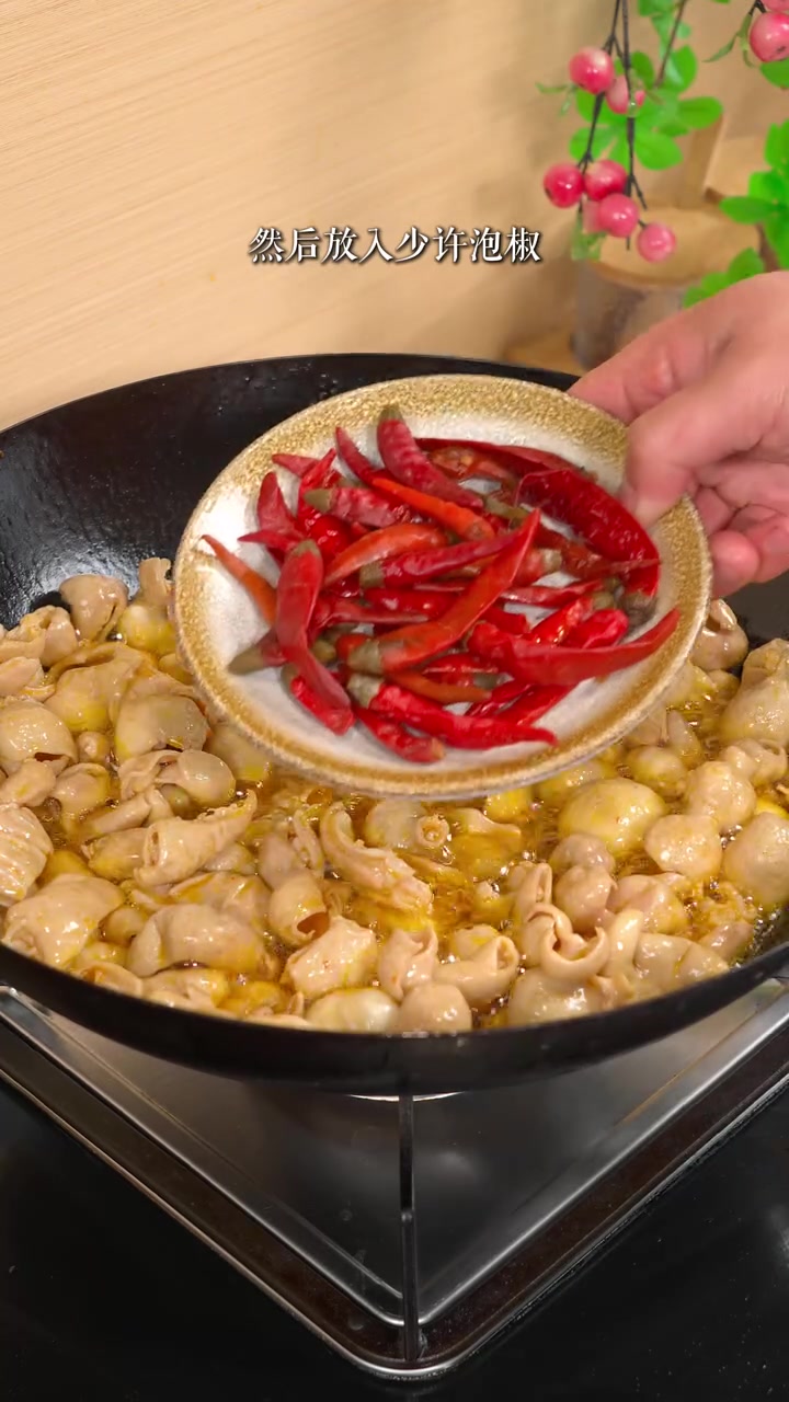 保姆级的家庭版红烧肥肠,简直馋到流口水,香到迷糊。肥肠软糯Q弹,鲜香入味,真的巨好吃