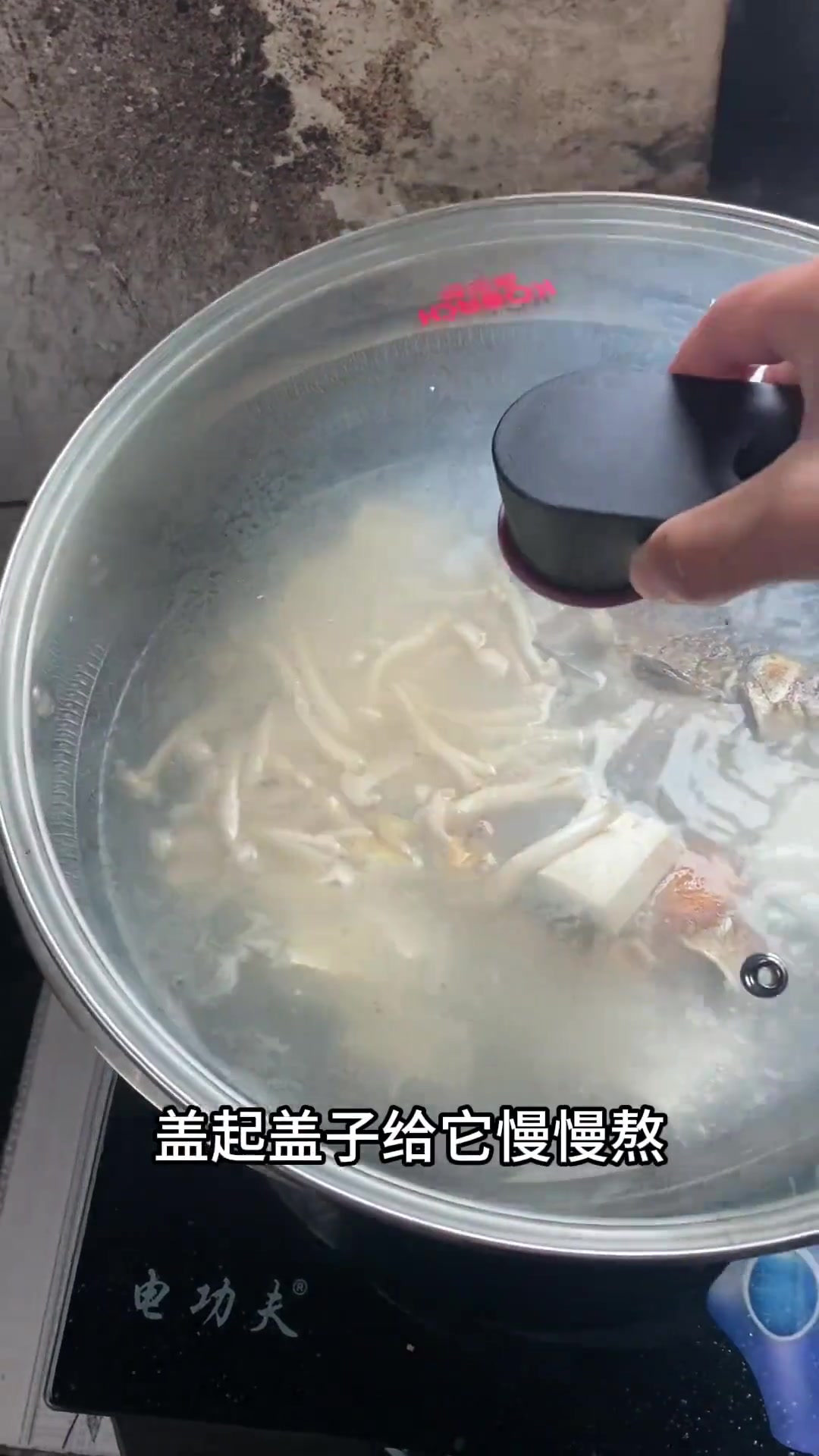 升白的鲫鱼豆腐汤,营养丰富又好喝,春天小孩多喝也长高!