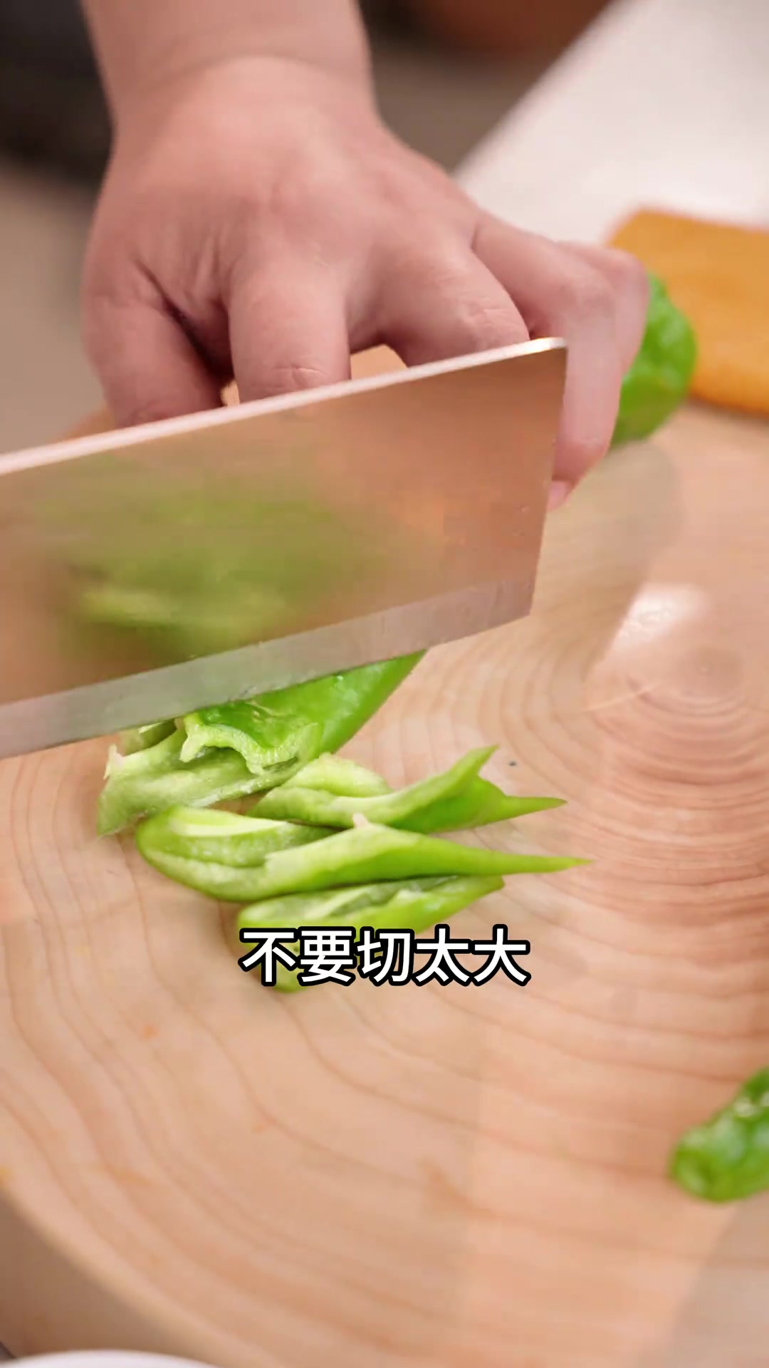 据说新疆大盘鸡有河南渊源,华哥做法简单好吃!