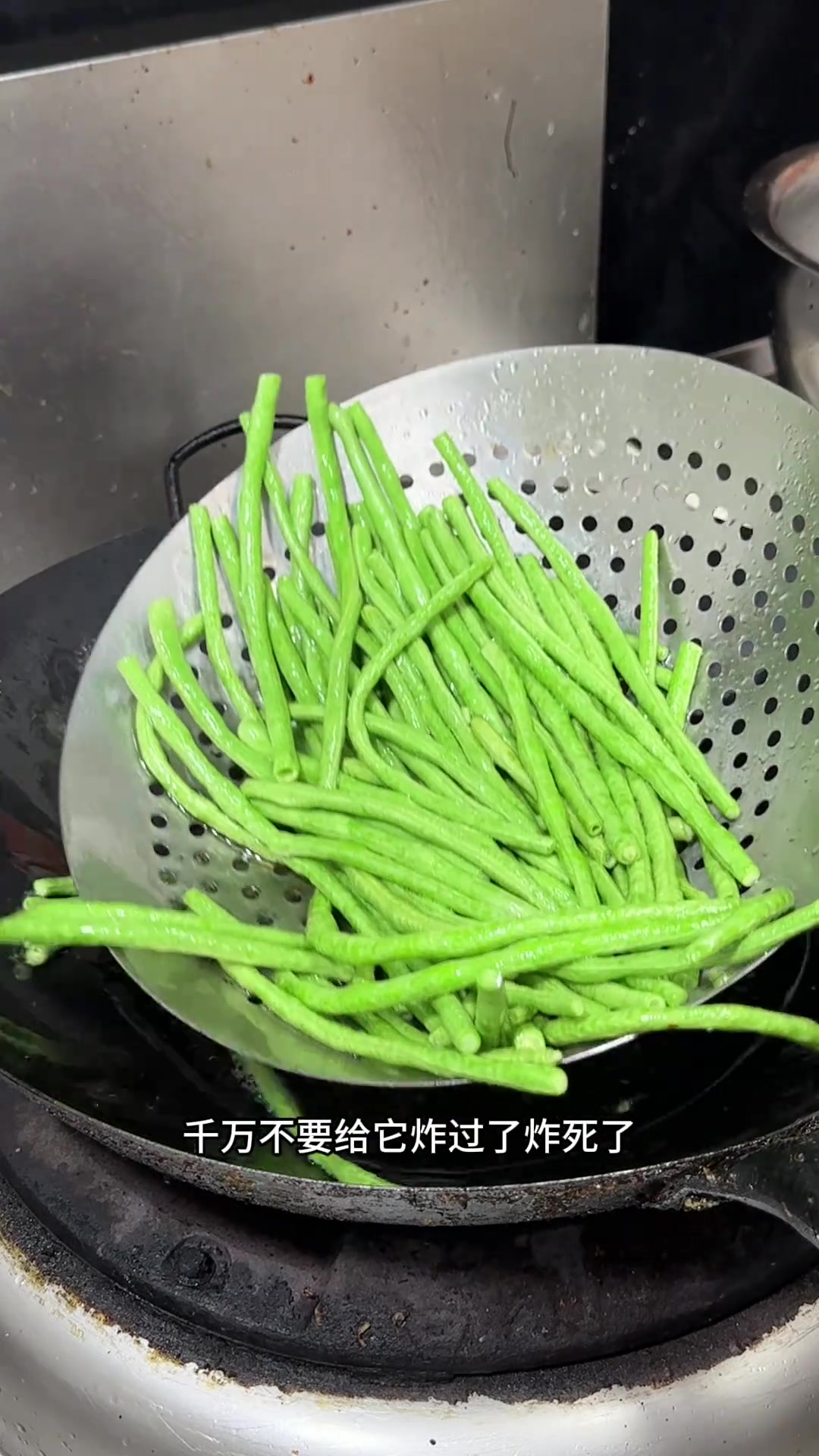 这样炒长豆角,调味仅需盐、少许蚝油和蒸鱼豉油,喜欢吗?