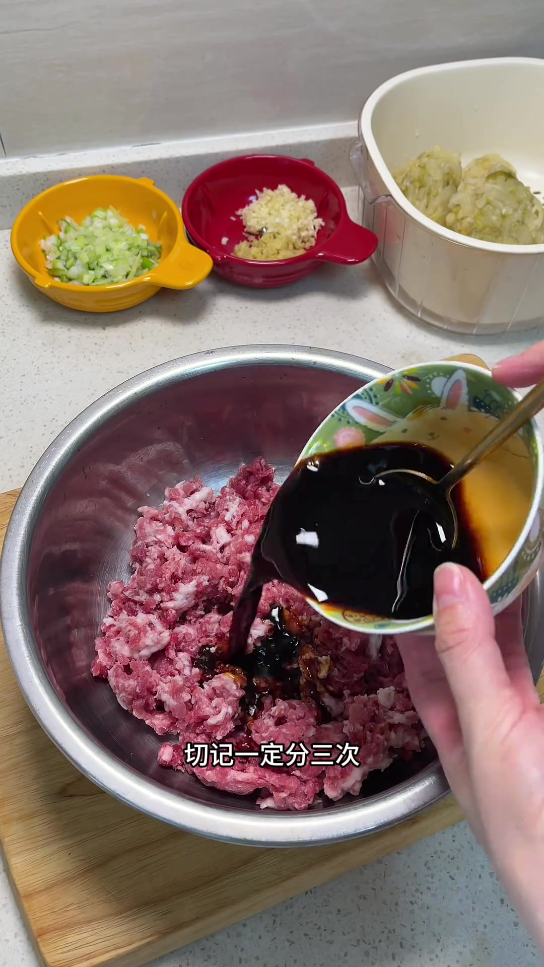 嘎嘎好吃的猪肉酸菜馅,这样调鲜美多汁