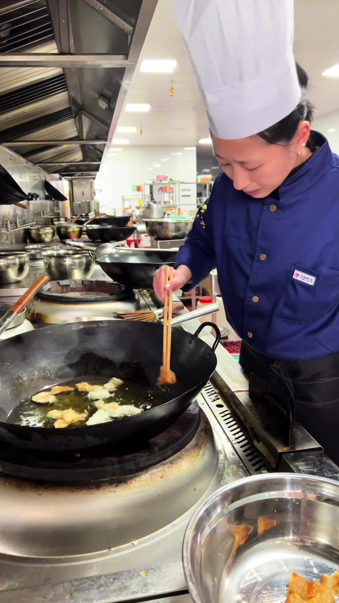 女厨师做灯影鱼片,鱼片薄如蝉翼,入口嘎嘣脆