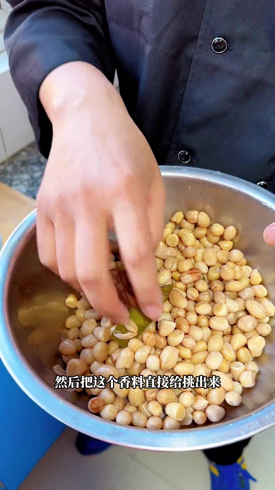 一天吃八顿都不够的凉拌芹菜花生米做法