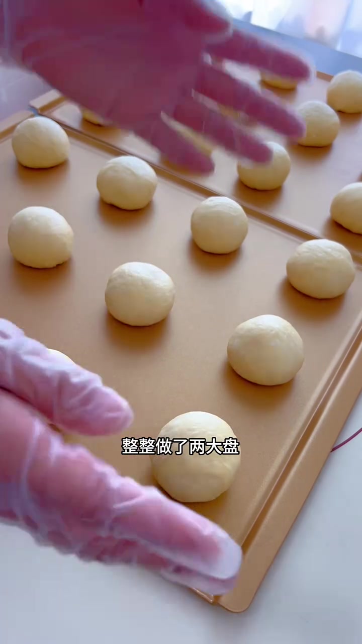 最近私房卖的超火的冰面包「色」冷冻后就像在吃冰淇淋清凉爽口，口感太绝了「色」用了波兰种，面